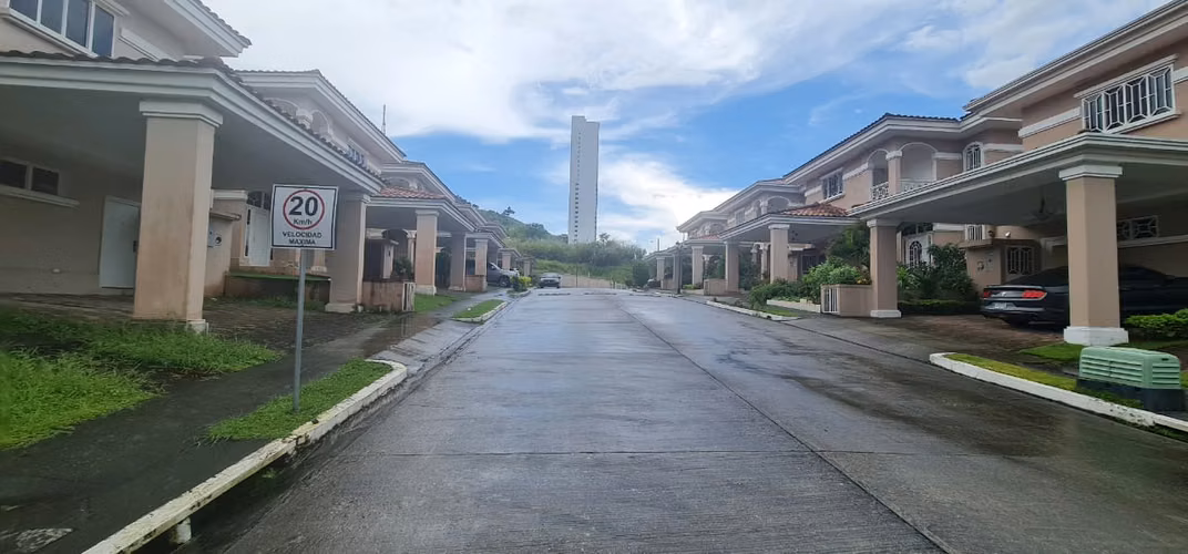 SE AQUILA CASA AMOBLADA CONDADO DEL REY