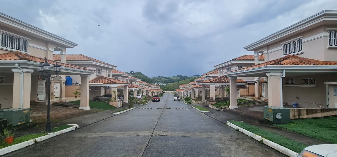 SE AQUILA CASA AMOBLADA CONDADO DEL REY