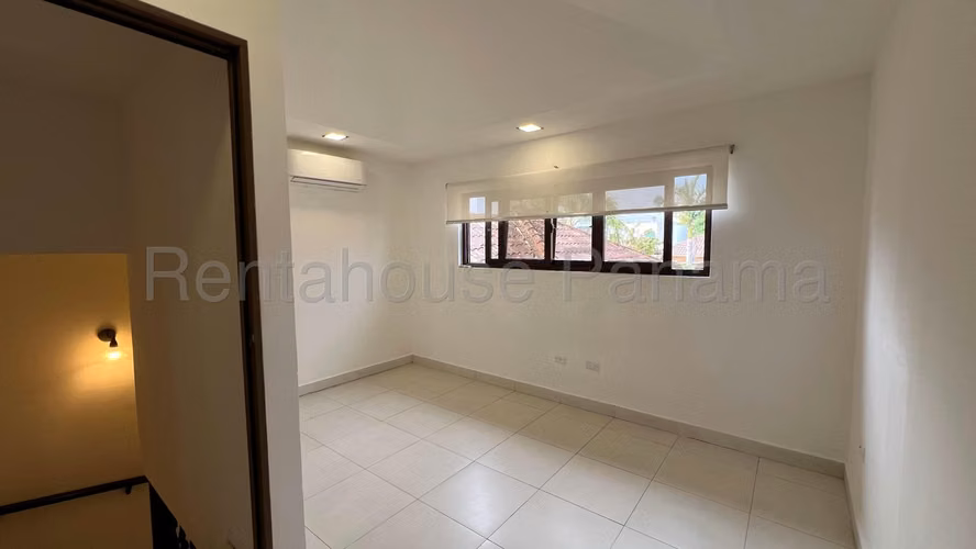 Casa en Alquiler en Costa Sur 26*5958Mfk