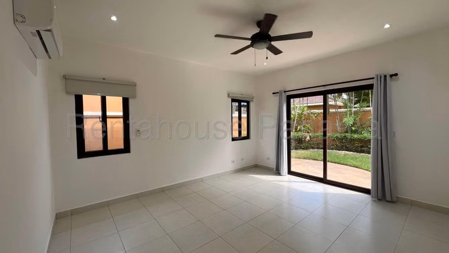 Casa en Alquiler en Costa Sur 26*5958Mfk