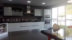 Venta de Casa con 595m2 en Altos de Panama PH Horizontes II 26-7590SR