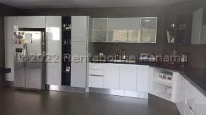 Venta de Casa con 595m2 en Altos de Panama PH Horizontes II 26-7590SR