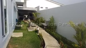 Venta de Casa con 595m2 en Altos de Panama PH Horizontes II 26-7590SR