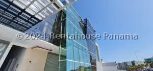 Venta de Local Comercial con 205m2 en Parque Lefevre PH Panama V. Business C 24-6037