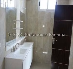 Venta de Apartamento con 148m2 en Costa Del Este PH Top Towers 25-9037SR