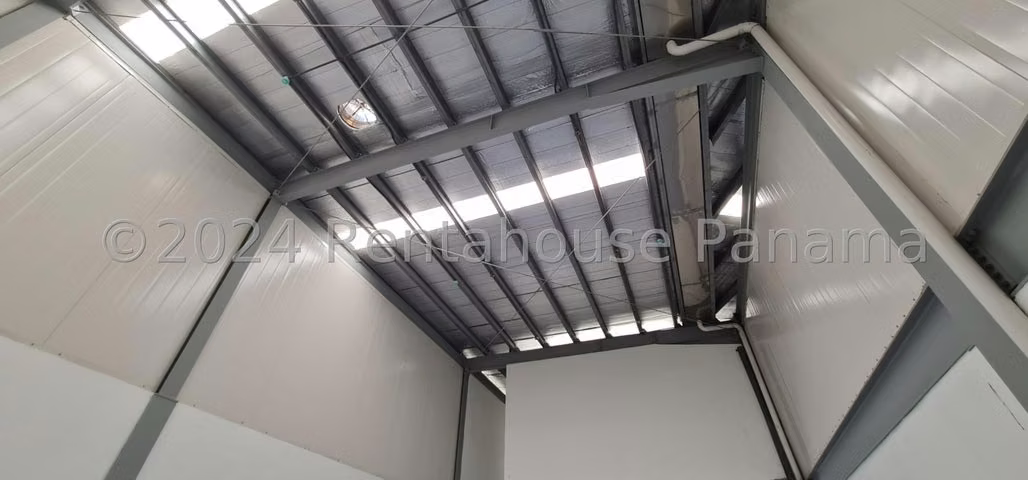 Vendo galera en Parque Lefevre LF24-6037 Solo Cliente Directo