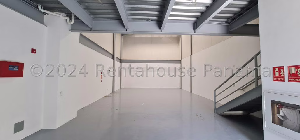 Vendo galera en Parque Lefevre LF24-6037 Solo Cliente Directo