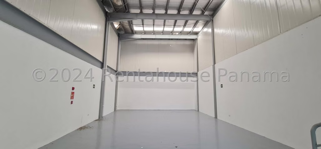 Vendo galera en Parque Lefevre LF24-6037 Solo Cliente Directo