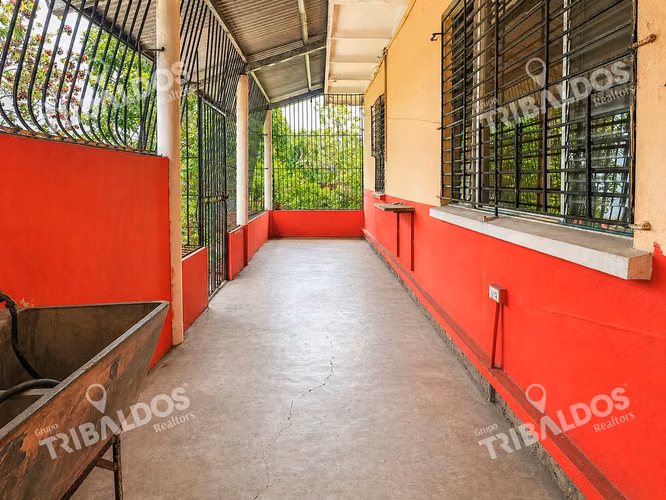 Venta de terreno con mejoras sobre vía principal Transístmica Las Cumbres