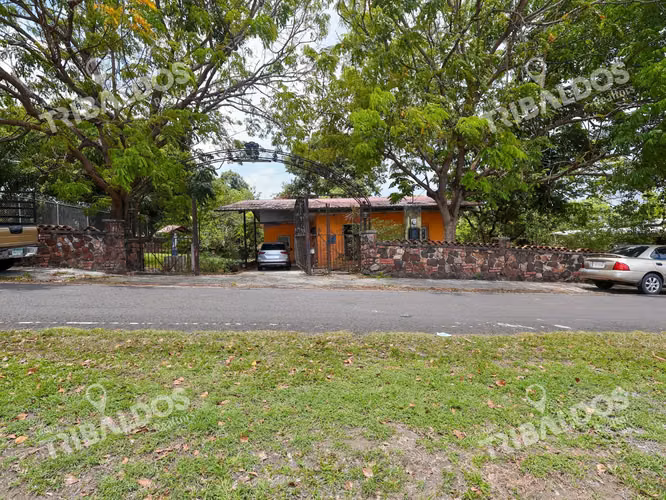 Venta de terreno con mejoras sobre vía principal Transístmica Las Cumbres