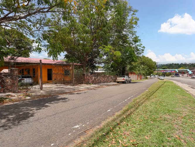 Venta de terreno con mejoras sobre vía principal Transístmica Las Cumbres