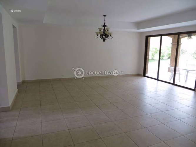 Alquiler de Amplia Casa en Embassy Club -Clayton