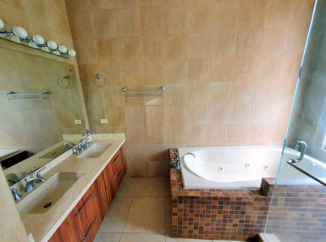 Vendo Amplia Casa en Embassy Club -Clayton