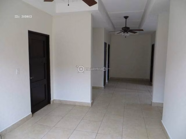 Vendo Amplia Casa en Embassy Club -Clayton