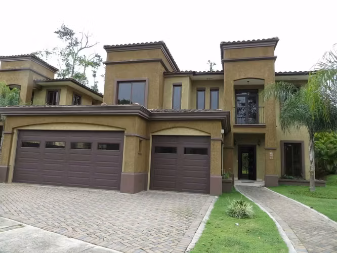 Vendo Amplia Casa en Embassy Club -Clayton