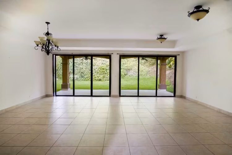 Vendo Amplia Casa en Embassy Club -Clayton