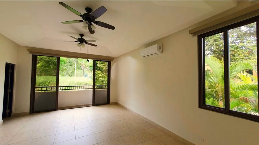 Vendo Amplia Casa en Embassy Club -Clayton