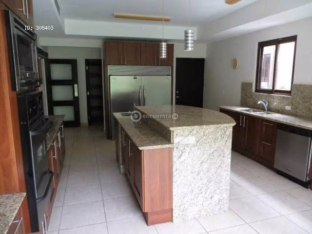 Vendo Amplia Casa en Embassy Club -Clayton