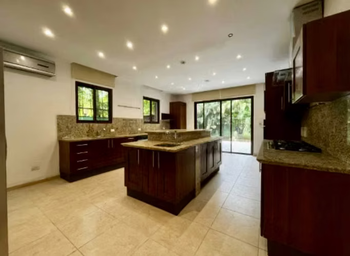Alquiler Casa en Embassy Club -Clayton