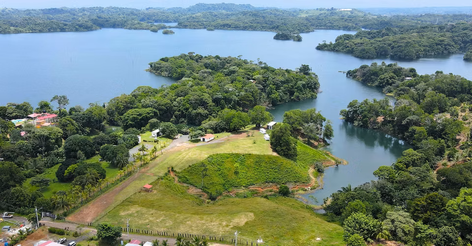 WATERFRONT LAKE GATUN/ ECO FISHING LODGE/ 3HA/TITULADO/5 TINY HOMES