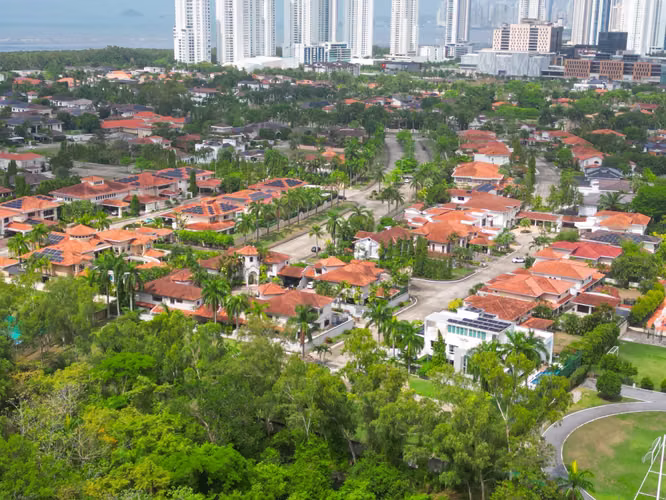Alquiler de Casa en Costa del Este, Residencial Begonias, 500m2 de construcción y 960m2 de terreno