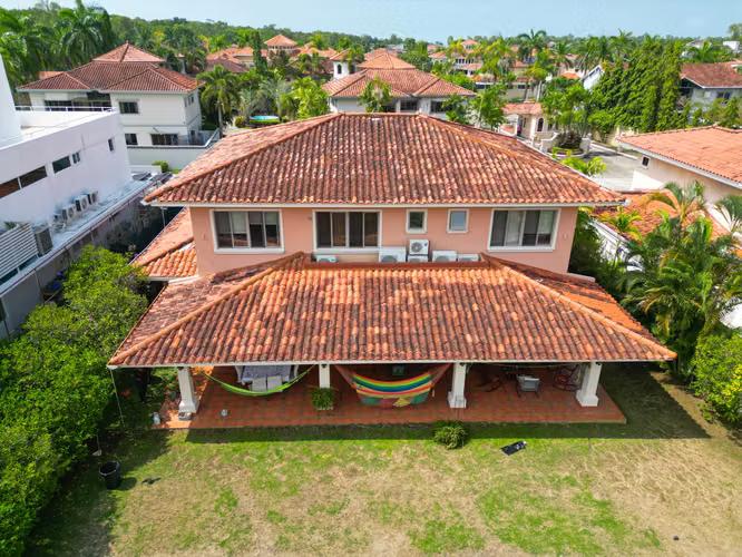 Alquiler de Casa en Costa del Este, Residencial Begonias, 500m2 de construcción y 960m2 de terreno