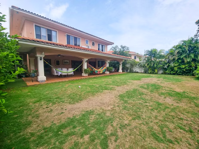 Alquiler de Casa en Costa del Este, Residencial Begonias, 500m2 de construcción y 960m2 de terreno