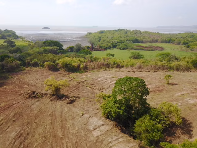 TERRENO 19.4HAS PLAYA LEONA - FRENTE MAR