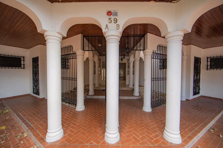 Oportunidad Única en Marbella: Dos Dúplex con Zonificación Comercial