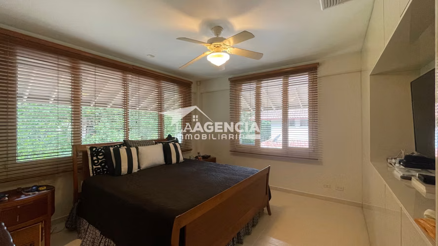 Clayton, Alquiler de Casa Unifamiliar remodelada con amplia terraza y jardín