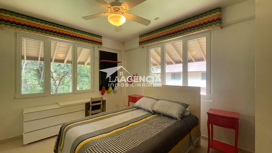 Clayton, Alquiler de Casa Unifamiliar remodelada con amplia terraza y jardín