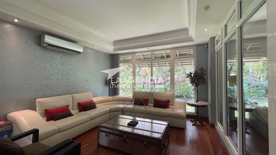 Clayton, Alquiler de Casa Unifamiliar remodelada con amplia terraza y jardín