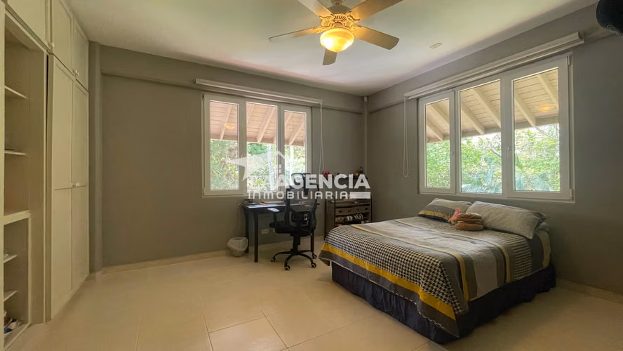 Clayton, Alquiler de Casa Unifamiliar remodelada con amplia terraza y jardín