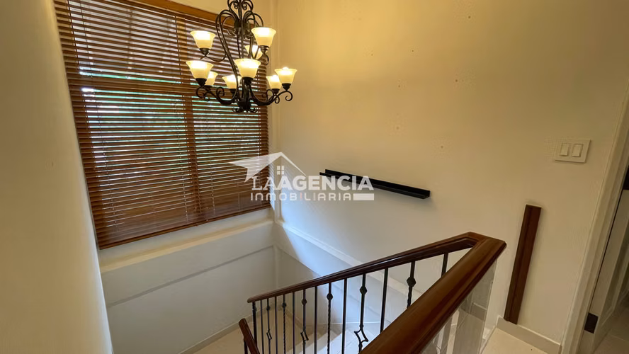 Clayton, Alquiler de Casa Unifamiliar remodelada con amplia terraza y jardín