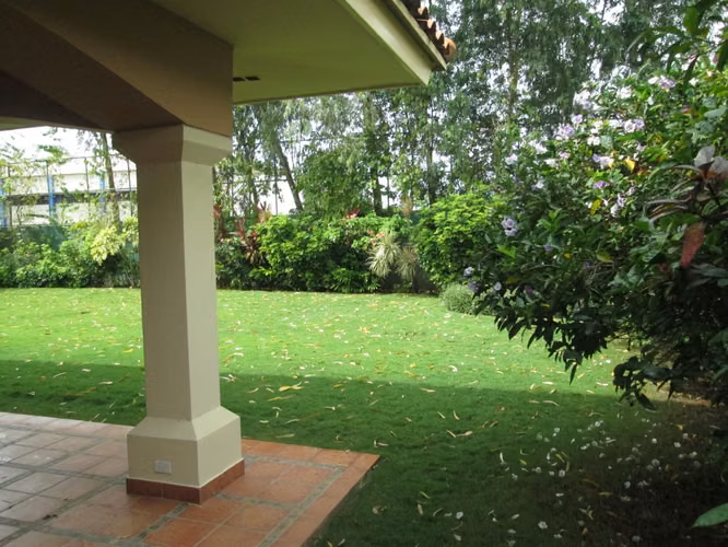 CASA ALQUILLER - Costa del Este, Estupenda con jardín grande !!