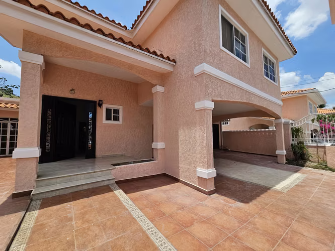 CASA 3R4B2P AMPLIO CON LINEA BLANCA EN CONDADO 1800