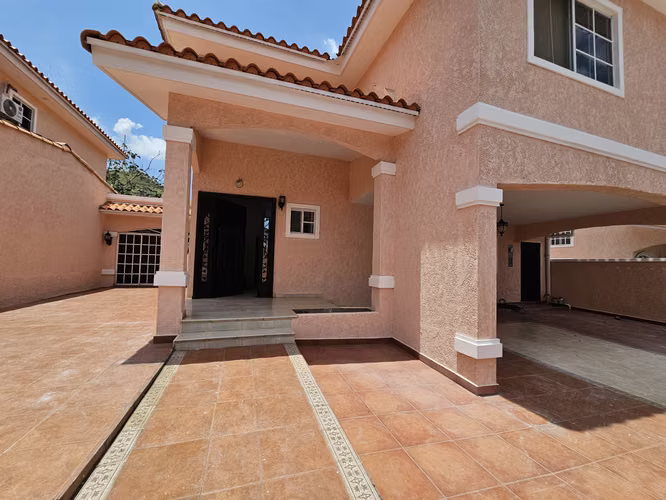 CASA 3R4B2P AMPLIO CON LINEA BLANCA EN CONDADO 1800