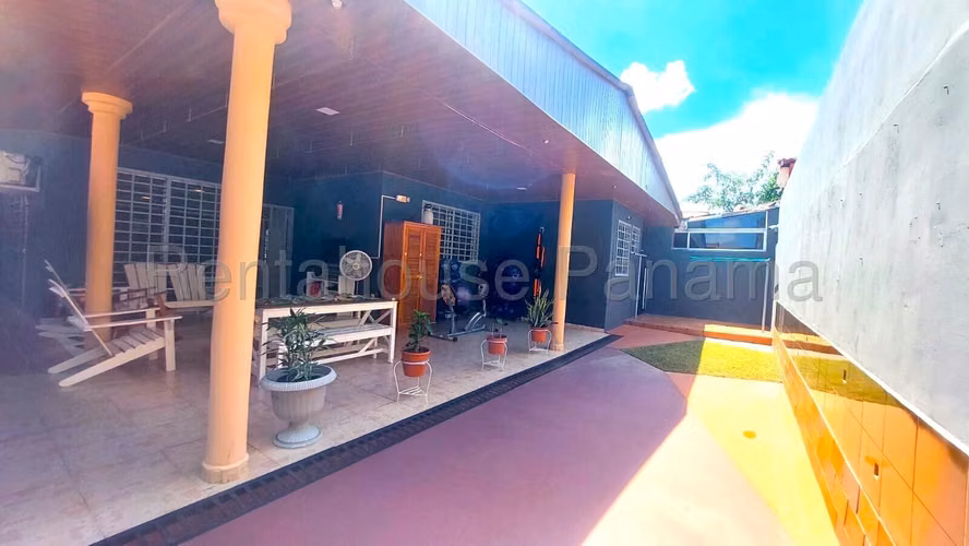Vendo Casa de 300 m² en Brisas Del Golf 26-7056GG