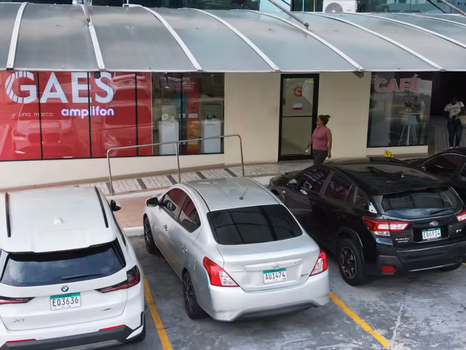 Venta de Local Comercial en Marbella, Royal Center, 152m²