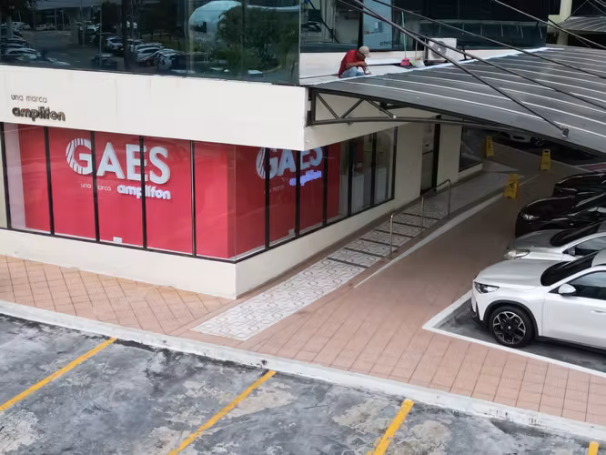 Venta de Local Comercial en Marbella, Royal Center, 152m²