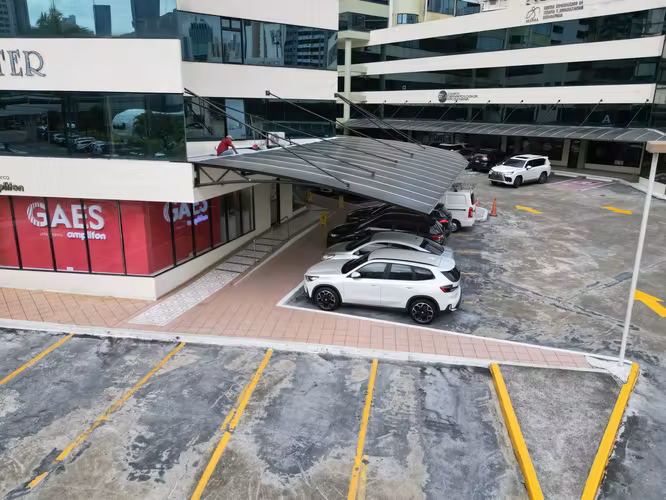 Venta de Local Comercial en Marbella, Royal Center, 152m²