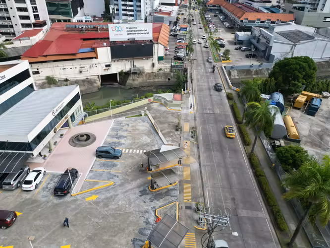 Venta de Local Comercial en Marbella, Royal Center, 152m²