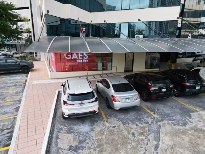 Venta de Local Comercial en Marbella, Royal Center, 152m²