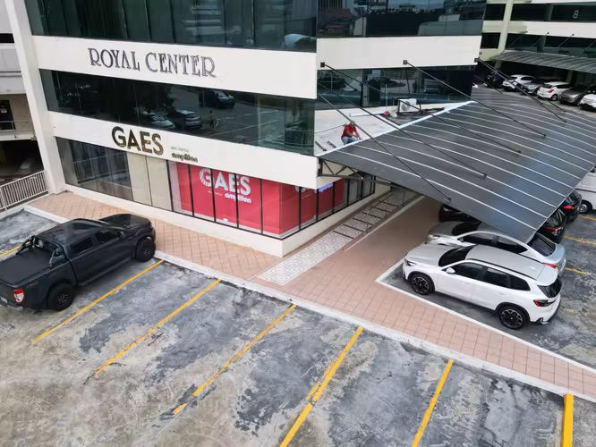 Venta de Local Comercial en Marbella, Royal Center, 152m²