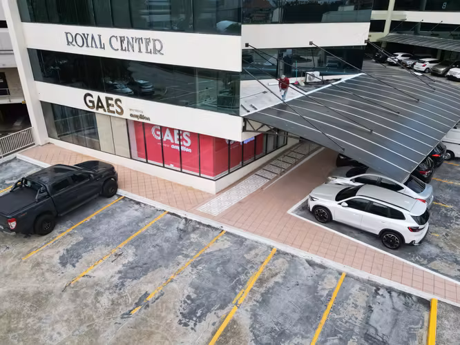Venta de Local Comercial en Marbella, Royal Center, 152m²