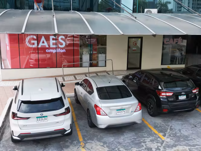 Venta de Local Comercial en Marbella, Royal Center, 152m²