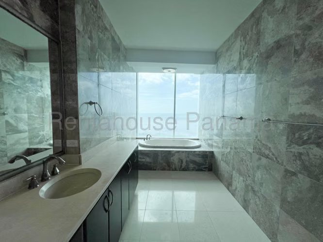Se Vende Apartamento en Costa del Este LA26-5365