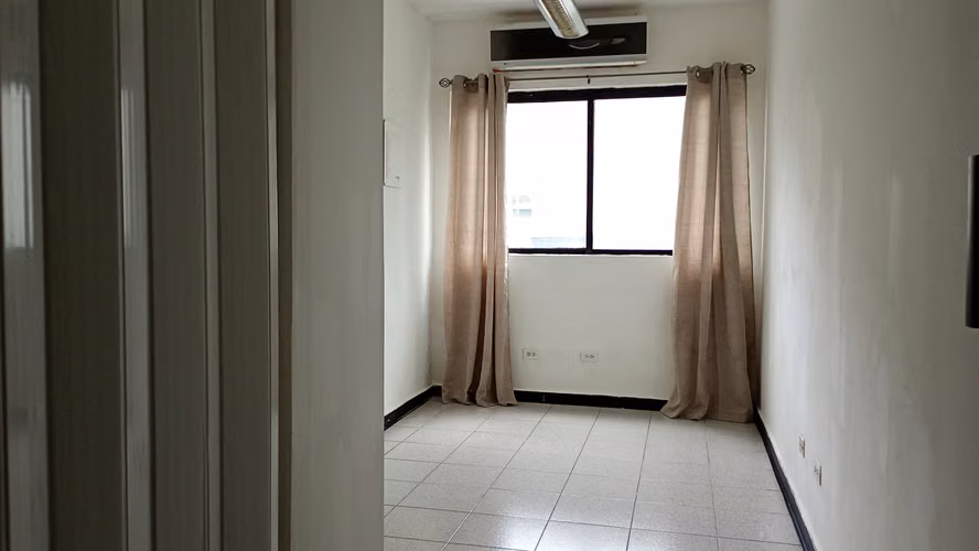 25-8916RG Marbella: Oficina Consultorio Local en Venta Royal Center.