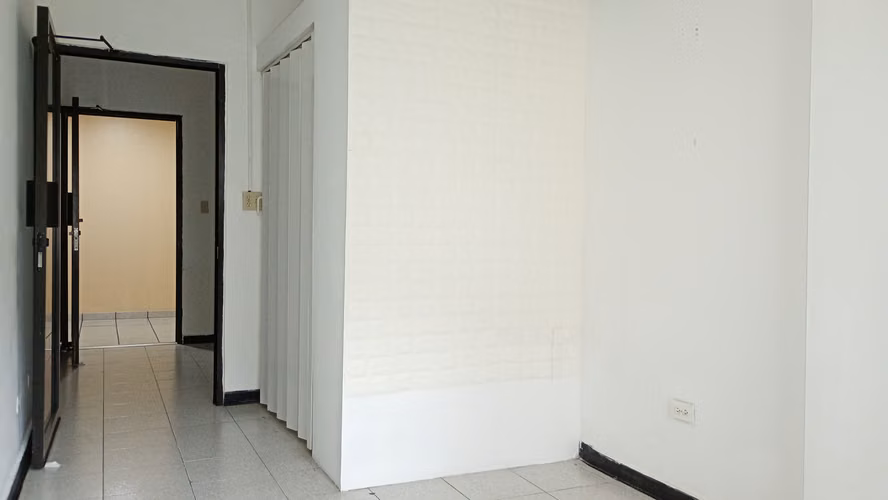 25-8916RG Marbella: Oficina Consultorio Local en Venta Royal Center.