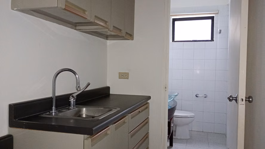 25-8916RG Marbella: Oficina Consultorio Local en Venta Royal Center.